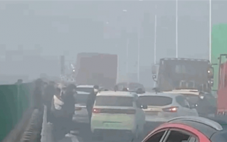 扬州高邮湖大桥几十辆车相撞 事故原因又是团雾