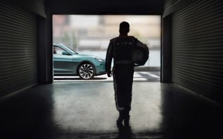 余承东开首款鸿蒙汽车AITO问界M5下赛道：第一次穿赛车服、做车评人