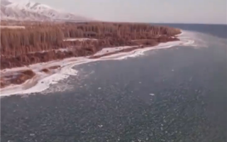 极端寒流来袭：吉尔吉斯斯坦终年不冻“热湖”罕见被冰封
