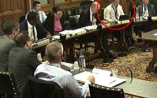 英政客议会上用iPad玩游戏被拍