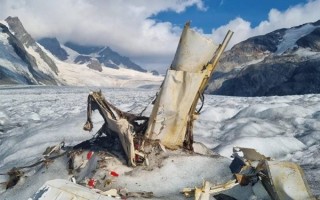 瑞士冰川融化 惊现坠毁飞机残骸 遇难者54年前就被找到了