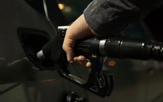 明晚成品油价或迎年内第八次下调：加满一箱油将省4元左右