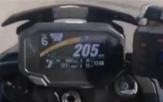 男子骑无牌摩托高速狂飙205公里/时 发视频炫耀被拘