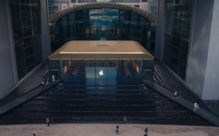 苹果 Al Maryah Island Apple Store 零售店在阿联酋阿布扎比市中心开幕：黑色花岗岩斜坡，层叠流水台阶，金色碳纤维屋顶