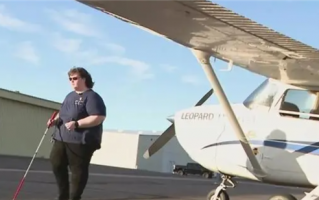 22岁双目失明女子驾驶飞机 5天时间飞行跨越半个美国