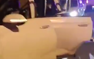车顶被掀飞数米 官方回应湘潭一汽车行驶中爆炸：无伤亡