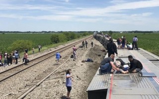 美国一火车撞上卡车后侧翻脱轨 现场视频曝光