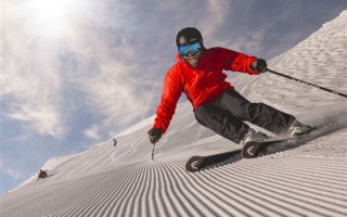河北一滑雪场禁止游客教亲友滑雪 当地体育局回应：有证才能教