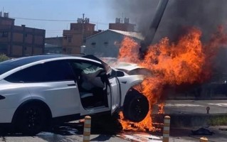 特斯拉起火致林志颖无法完整拼凑车祸记忆 赛车手的他没系安全带？专家释疑