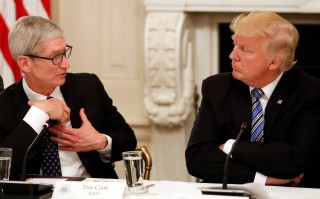 特朗普下手中国制造 iPhone回美要交过路费