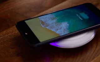 iPhone搭三星的无线充电器 你觉得怎样？
