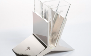 特斯拉开卖玻璃杯，售价高达 75 美元