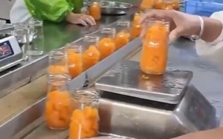 工人徒手抓水果放罐头里被曝光 厂家回应：产品不是我们的