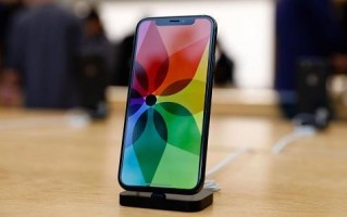 不管你喜不喜欢，今年旗舰机都流行用玻璃背板