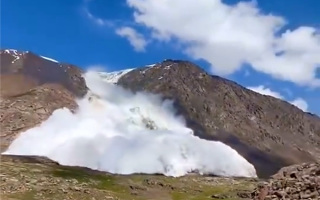 网友实拍吉尔吉斯坦天山雪崩：最后一秒躲石头后成功避险