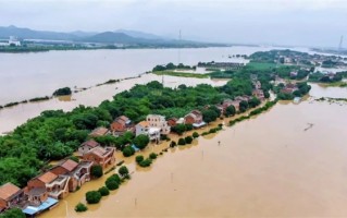 广东英德遭遇特大洪水！强降雨致47万余人受灾、水都淹到脖子了