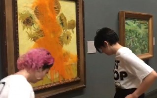 梵高名画《向日葵》被泼番茄汁后续：保护玻璃立功、已重新展出