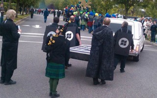 微软：苹果不再是敌人 爱苹果也是完善自我