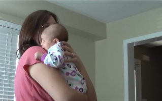 哄娃必学！研究表明抱着婴儿走5分钟安抚最佳