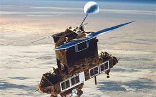 美国NASA干的“好事”！一颗2.45吨报废卫星将坠落地球：有概率会砸到人