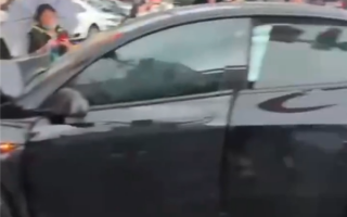 台州一特斯拉现严重车祸 路口连撞多车！撞车视频曝光