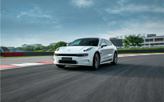 空调多次修不好 车主拉横幅维权：“极氪维修真神奇”