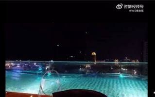 台东县6.5级地震致顶楼泳池掀巨浪 人群尖叫：现场视频展示 地震好大