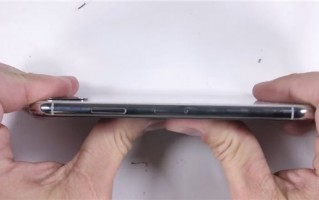 苹果iPhone X“不差钱”测试：很难被掰弯