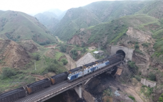 2万吨重载！中国最长火车有多难开？全国只有600多人有资格