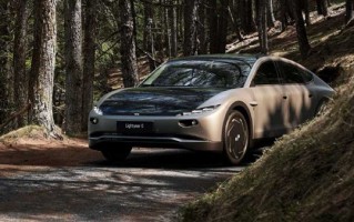 两个月不充电 全球首款量产太阳能汽车发布：续航625km