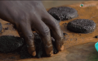 《流浪地球2》里的蚊子饼真的存在：一口下去味道感人