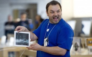 苹果公司员工伙同罪犯盗几十万礼品卡