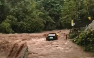 网红野营地突遇山洪：多辆小车被淹、不幸中的万幸