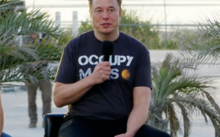 马斯克卖空名下房产后 母亲前来看望：晚上睡车库太尴尬了