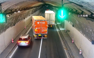 货车隧道内实线变道 理想ONE躲闪不及碰撞后“飞檐走壁”