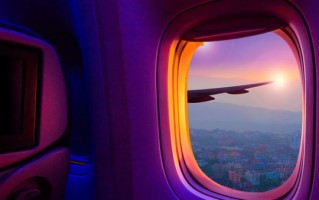 坐飞机闹事 两乘客收到有史以来最大罚单：共约102万元人民币