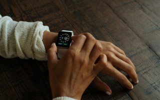 今年秋季见！苹果新Apple Watch曝光：屏幕变大