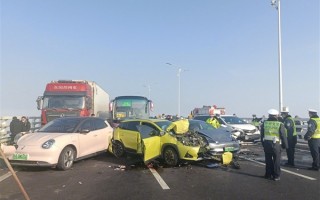 河南郑新黄河大桥因大雾多车相撞：涉及200多辆车