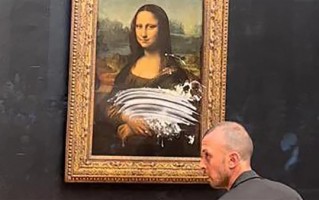 世界名画《蒙娜丽莎》被游客扔蛋糕 画像涂满污渍