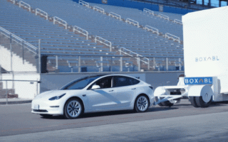 真房车！特斯拉拖挂6.8吨重的Boxabl房屋上路