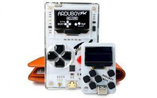 仅拇指大小的游戏机问世：简陋到极致 预装超300款游戏