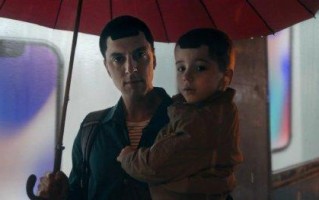 三星广告又双讽刺苹果：你是刘海屏你全家都是刘海屏