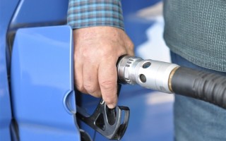 法国多地闹“油荒”！官方加油站检查车辆 油箱不空不能加油