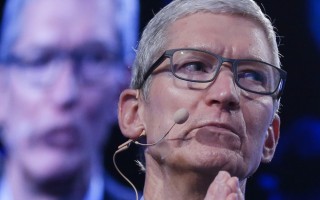苹果究竟会不会搬回美国，为什么库克冷对特朗普？