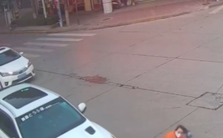女子骑电动车载两人闯红灯被撞 被判全责 网友：这才是公正