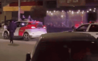 无人驾驶汽车自动“躲”交警 加速“逃离”后被拦停