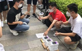 砸手里了！黄牛诉苦苹果iPhone 14倒贴100元出 有贩子一天赔上万