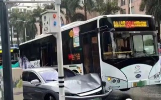 比亚迪汉撞上比亚迪公交车！公交“双脚离地” 网友：胜负不好定