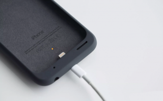 还在担心续航？苹果计划为 iPhone XS 推出背夹充电壳