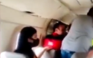 巴西一客机飞行途中舱门自动打开！两乘客拉住舱门坚持20分钟